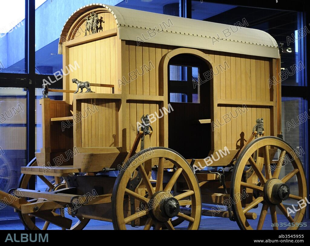 Reconstrucción de un carro romano de cuatro ruedas. Los lados están decorados con estatuillas de bronce de la Diosa Victoria. En la parte frontal superior, se encuentra un grupo escultórico en bronce con el Dios Dionisio. Museo Romano-Germánico. Colonia. Alemania.