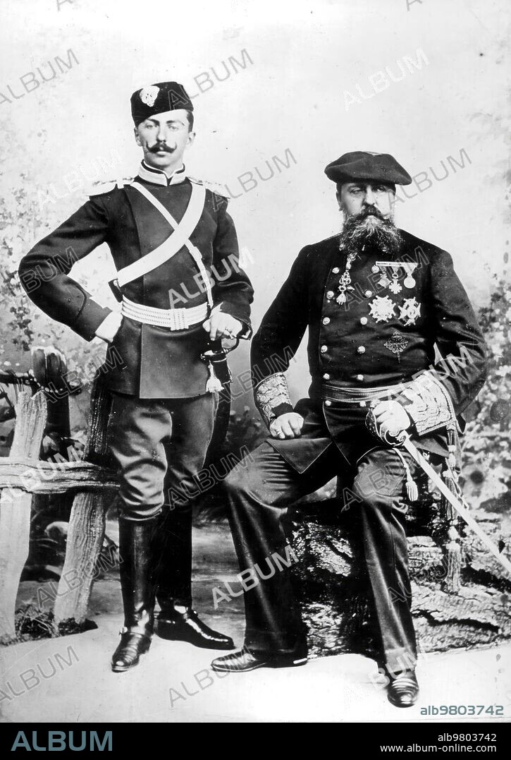 1900. Carlos María de Borbón y Austria-Este , autonombrado «duque de Madrid» y «conde de la Alcarria»,  pretendiente carlista  al trono de España bajo el nombre de Carlos VII, posa junto a su hijo Jaime de Borbón y Borbón-Parma.