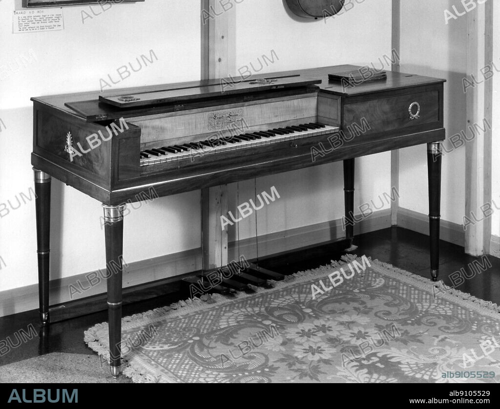 Square piano 1804 by Erard five and a half octaves . Length 64 1/2 inches or 163.8 cm width 24 inches or 60.9 cm. The Colt Cavier Collection Bethersden Kent.