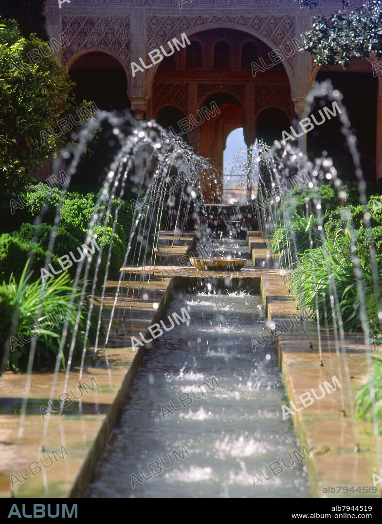PATIO DE LA ACEQUIA-SURTIDORES DE AGUA- PALACIO NAZARI S XIII-RENOVADO EN 1319 POR ABU-EL-WALID.
