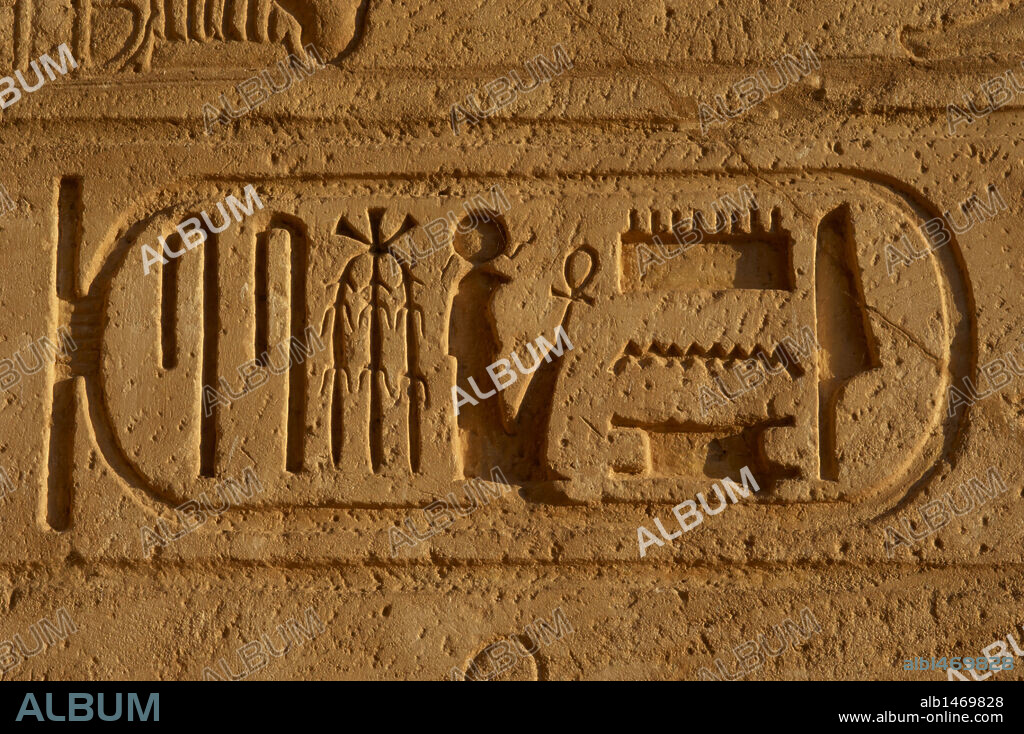 ESCRITURA JEROGLIFICA. EGIPTO. PROTOCOLO REAL DE RAMSES II. Detalle de uno de los CARTUCHOS donde se escribía el conjunto de nombres o títulos que asumía el faraón en el momento de su ascensión al trono. Quinto nombre o título real del faraón: HIJO DE RA "RA LE HA DADO LA VIDA". Ramses Miamon. DINASTIA XIX. (1320-1200 a. C.). IMPERIO NUEVO.