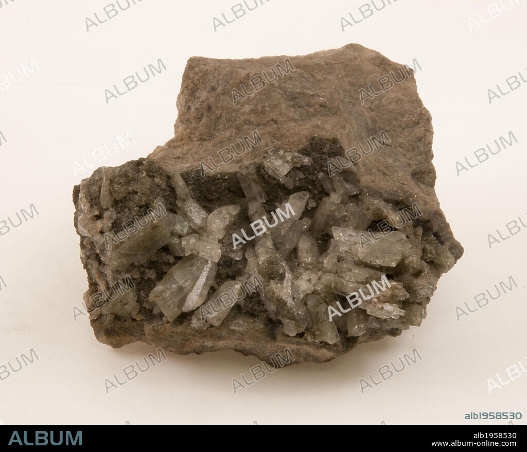 ESCAPOLITA o FUSCITA. Grupo de minerales tectosilicatos.