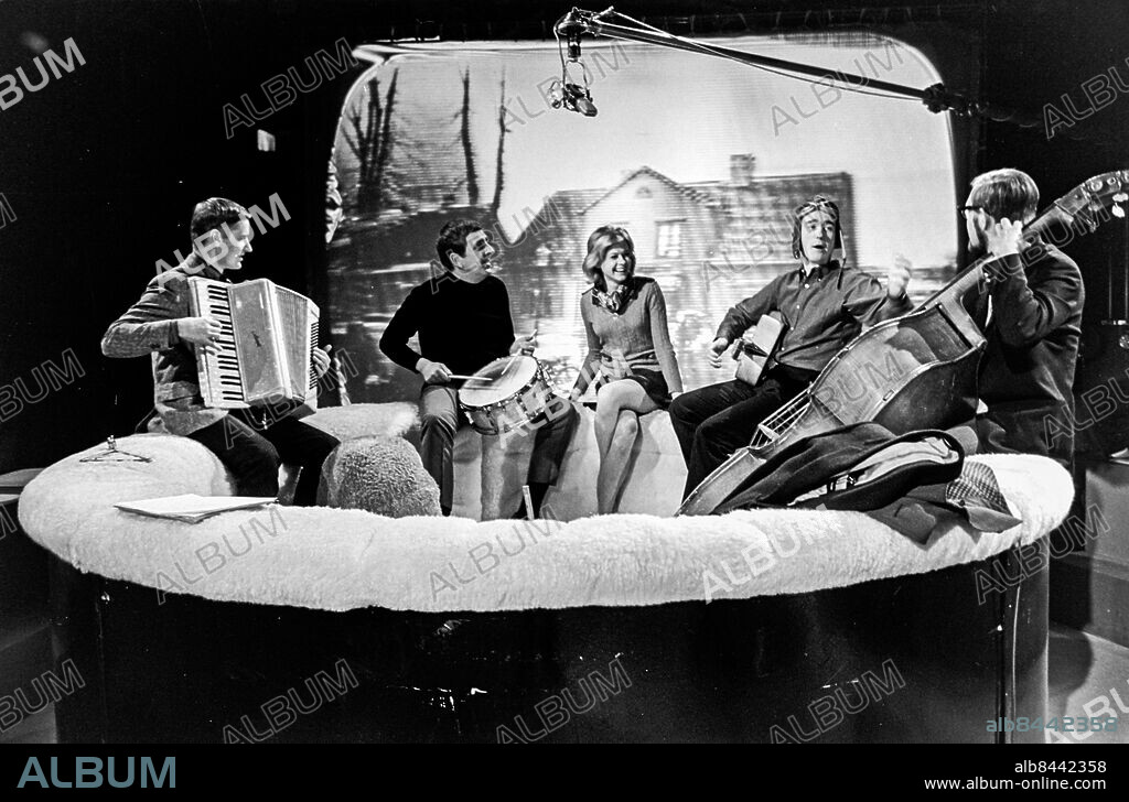 1968-03.. SOFFAN. Underhållningsprogram i TV.. Sänt första gången 1968-04-25.. Här ses från vänster Ivan Renliden, musiker, Olle Åkerfeldt, Monica Ekman, Robert Broberg, sångare, gitarrist och låtskrivare, och Jan Bergnér.. Foto: Bo-Aje Mellin / RiR / SVT / Kod: 5600.. Bild och reportage publ. i RiR 17/68 sid 17.. RiR 18966 sv/v neg  . Dragspel Trummor Basfioler Soffor Studiomiljö.