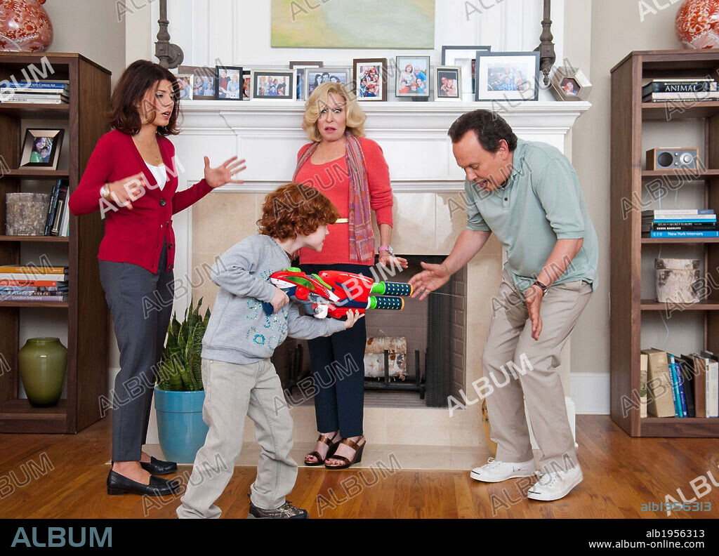 BETTE MIDLER, BILLY CRYSTAL y MARISA TOMEI en ABUELOS AL PODER, 2012 (PARENTAL GUIDANCE), dirigida por ANDY FICKMAN. Copyright WALDEN MEDIA / CARUSO, PHILLIP.