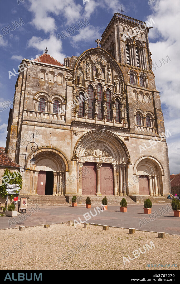 La Basilique of Sainte Madeleine de Vezelay, an 11th century Benedictine Monastery, UNESCO World Heritage Site, Yonne, Burgundy, France, Europe.