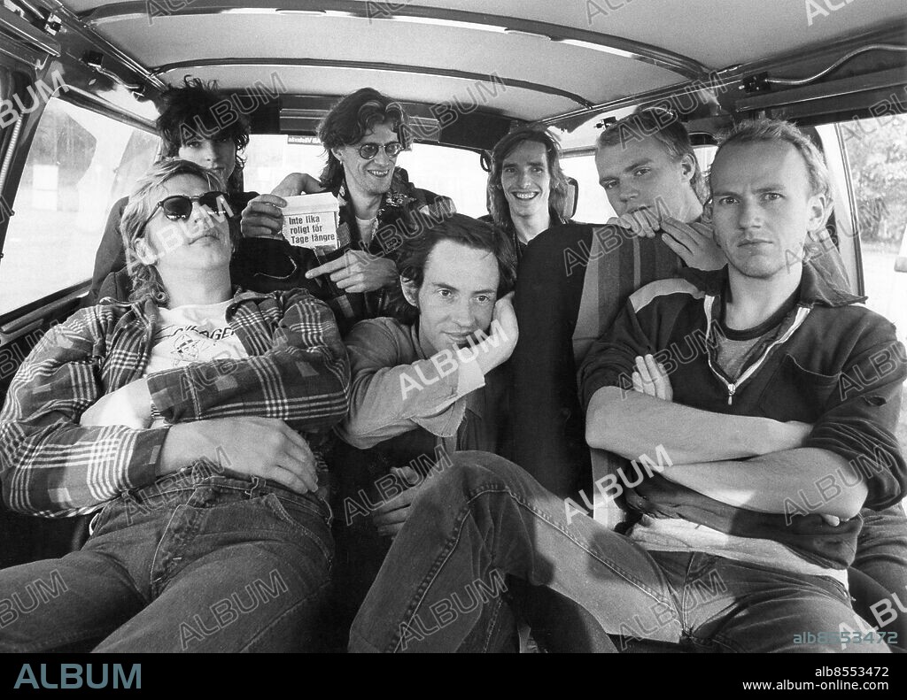 1980-09-27. Rockreggaebandet Dag Vag och punkbandet Ebba Grön i turnébussen. Från vänster i främre raden Lennart Odeltorp, alias Tage Dirty, Kenny Håkansson, alias Beno Zeno och Gunnar Ljungstedt, alias Gurra, bakre raden från vänster Joakim Thåström, alias Pimme, Per-Åke Odeltorp, alias Stig Vig, Johan Zachrisson, alias Zilverzurfarn och Lennart Eriksson, alias Fjodor.. Foto: Bernt Claesson / EXP / TT / Kod: 8. **AFTONBLADET OUT**.