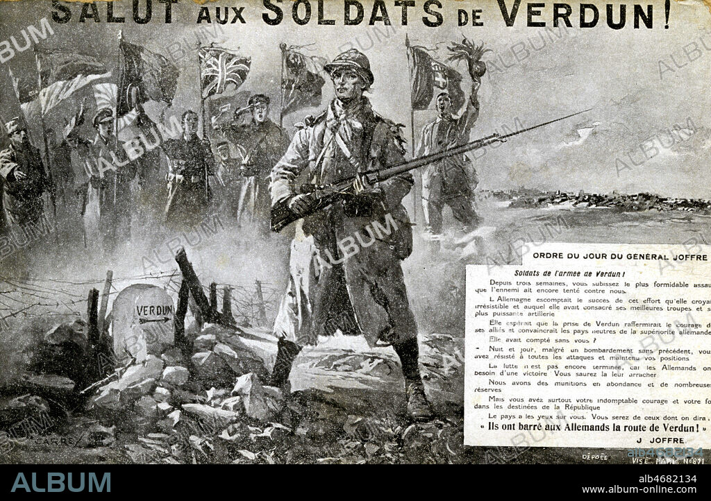 'Salut aux soldats de Verdun'. Soldat français debout sur la route de Verdun, barrant le passage. En cartouche, texte de l'ordre du jour de Joffre du 14 mars 1916 :" Ils ont barre aux allemands la route de Verdun". Carte postale de la guerre 14-18. Credit : Jean Vigne / KHARBINE-TAPABOR.