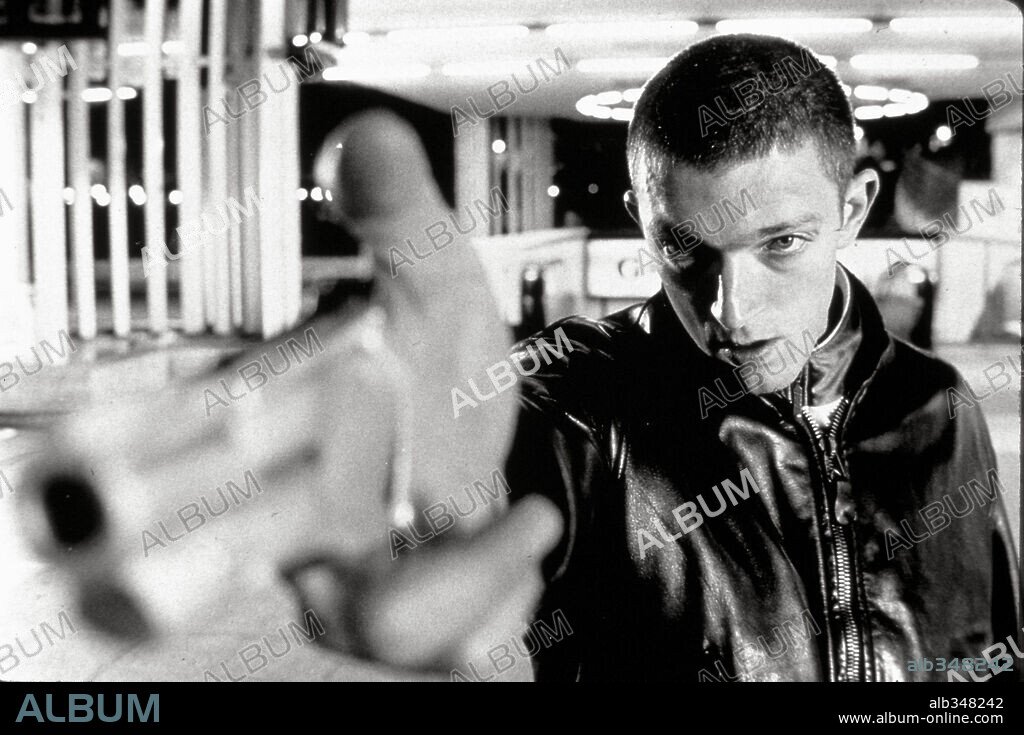 VINCENT CASSEL en EL ODIO, 1995 (LA HAINE), dirigida por MATHIEU KASSOVITZ. Copyright GRAMERCY PICTURES.