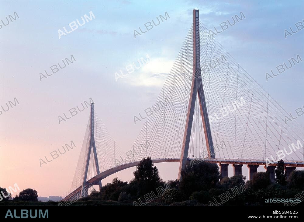 Le Havre (Frankreich, Normandie, Dép. Seine-Maritime), Pont de Normandie (1988 die längste Hängebrücke Europas mit 2141 m; sie verbindet Le Havre mit Honfleur). Ansicht. Foto.