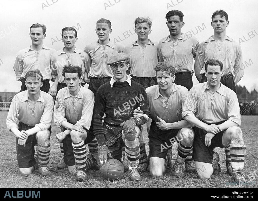 1939-04-23.. Fotbollslaget Elfsborg från Borås. Stående från vänster: Sture Andersson, Gillis Andersson, Åke Samuelsson, Knut Johansson, Sven Jonasson och Ragnar Blixt. Knästående: Göte Dahl, Karl-Erik Grahn, Åke Sandberg, Arvid Emanuelsson och Erik Källström.. Foto: AB Text & Bilder / SVT / Kod: 5600. Mapp: Svenska fotbollslag: Göteborgs lag I:7DIII. På rad.