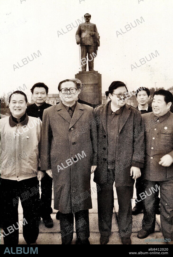 In March 15, Jiang Zemin (third from left), general secretary of the CPC Central Committee, took a group photo with leaders of Hunan Province and Ren Bishi's son Ren Yuanyuan (fourth from left) in front of the bronze statue of Ren Bishi's former residence. Ren Bishi was a military and political leader in the early Chinese Communist Party. In the early 1930s,.