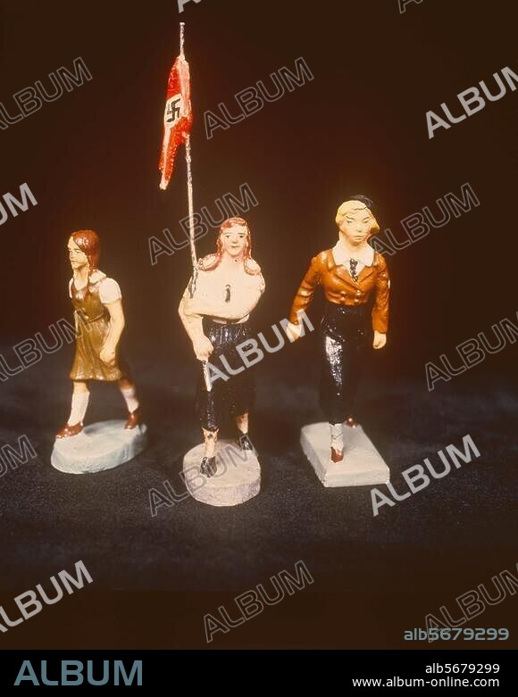 Toys / Dolls / doll's house, pram etc. Plaster figure: BDM girls. (BDM: Bund Deutscher Mädchen). c. 1940.