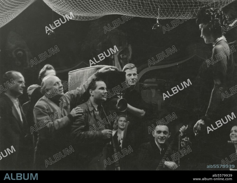 Buchholz, Gerhard T. Regisseur. Gerhard T. Buchholz bei einer Regieprobe mit Kirsten Heiberg. Foto, um 1950.
