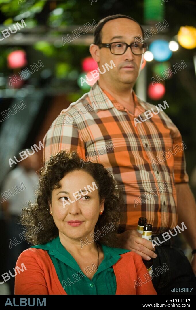 CARMEN MACHI y JAVIER CAMARA en QUE SE MUERAN LOS FEOS, 2010, dirigida por NACHO G. VELILLA. Copyright ANTENA 3 FILMS/MEDIOMETRINI.