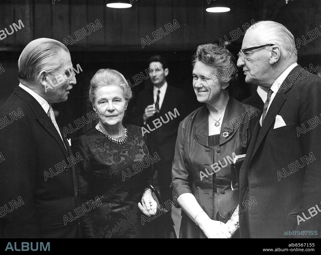 Stockholm 1970-11-26. Fr. v. general konsul Ragnar Söderberg, statsrådet Alva Myrdal, ambassadör Inga Thorsson och talman Erik Boheman vid det Svenska Institutets rådmöte. Foto: Owe Sjöblom / SvD / TT / kod 12014.