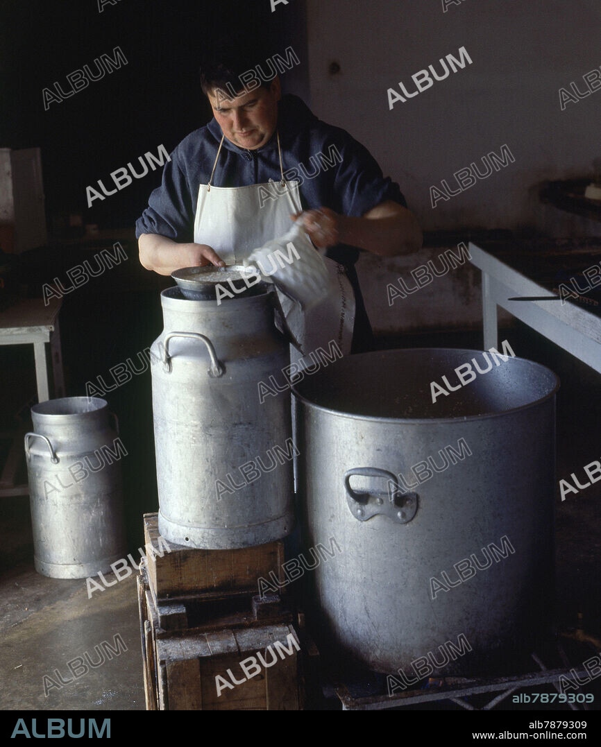 MONJE HACIENDO QUESO.