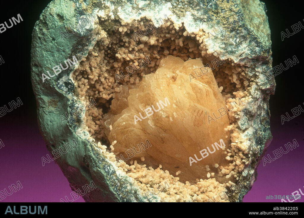 Stilbite from the Deccan Traps in Poona, India. Dimensions: 9 x 8 x 6 cm. Maximum crystal dimension: 4 cm.