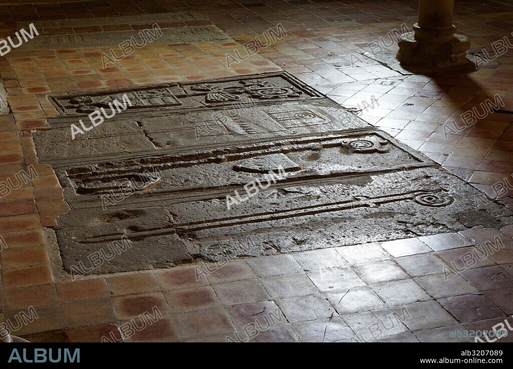 MONASTERIO DE SANTA MARIA DE VERUELA: LAPIDAS SEPULCRALES EN LA SALA CAPITULAR  . VERUELA, ZARAGOZA, ESPAÑA.