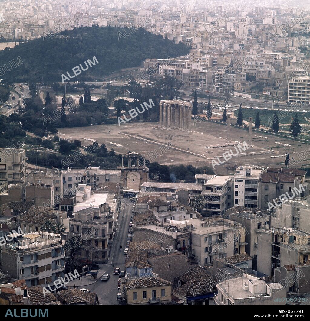 DECIMUS COSSUTIUS. ARCO DE ADRIANO JUNTO A LAS COLUMAS DEL TEMPLO DE ZEUS OLIMPICO.
