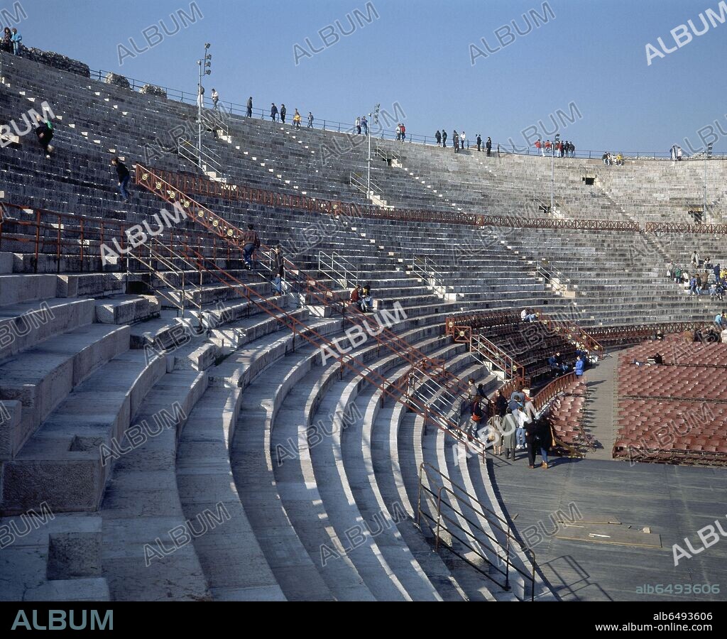 GRADAS REMODELADAS DEL ANFITEATRO ROMANO DE VERONA TAMBIEN LLAMADO LA ARENA.