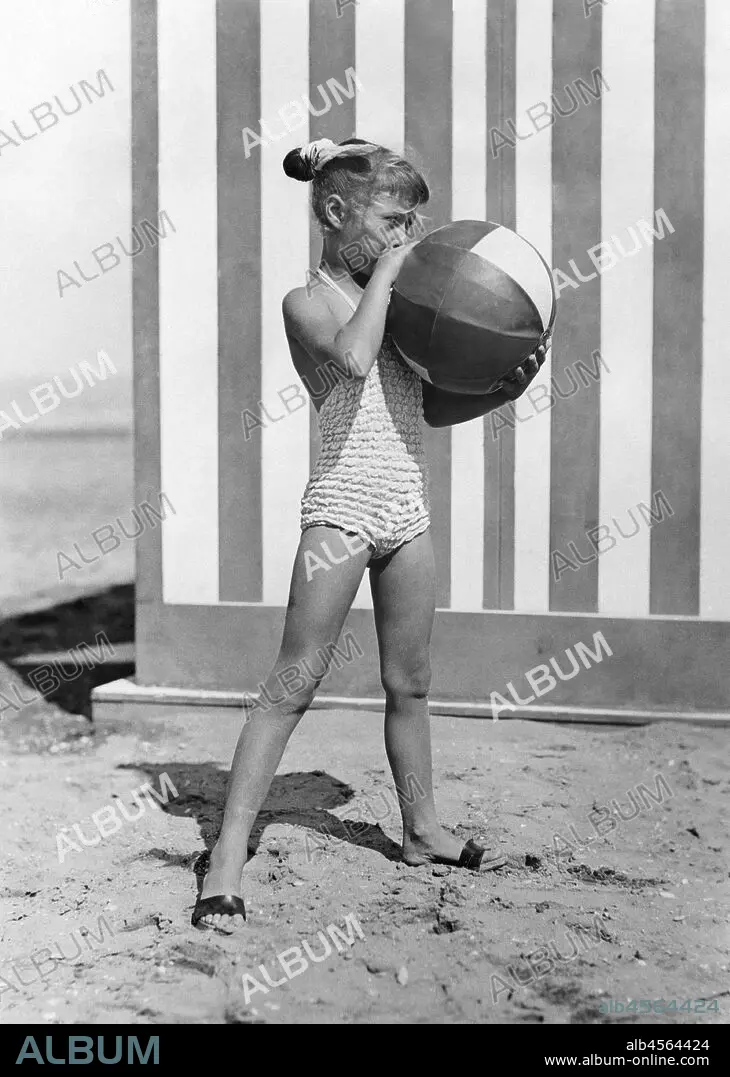 Little girl playing on the beach. 1956 - Album alb4564424
