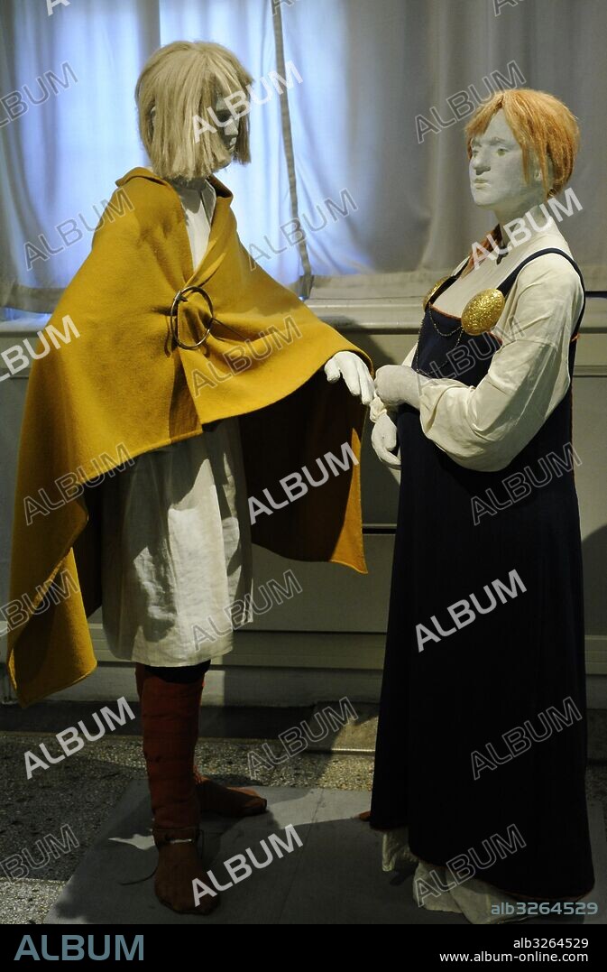 Pareja de maniquís con vestidos vikingos decorados con broches. Museo de Historia (Historical Museum). Oslo. Noruega.