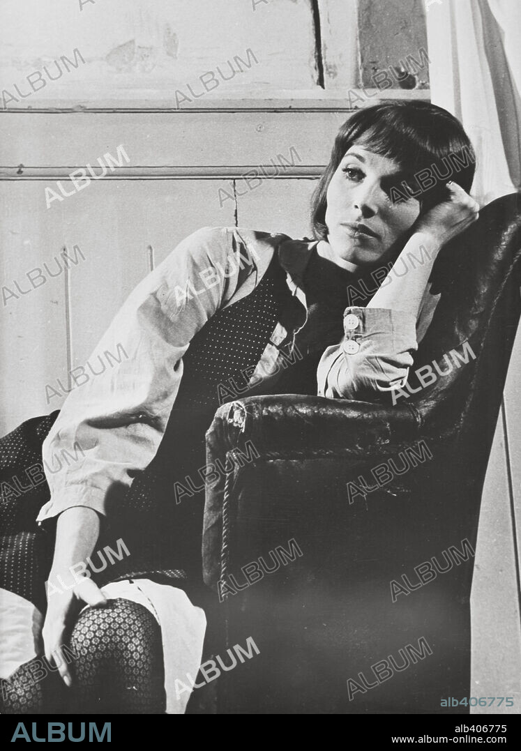 ELSA MARTINELLI in THE TRIAL, 1962 (LE PROCES), directed by ORSON WELLES. Copyright PARIS EUROPA/FICIT/HISA.