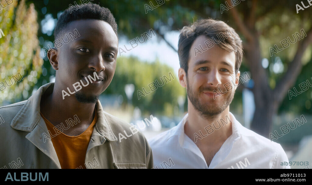 AHMED SYLLA et BERTRAND USCLAT dans JUMEAUX MAIS PAS TROP, 2022, réalisé par OLIVIER DUCRAY et WILFRIED MEANCE. Copyright Nac Films.