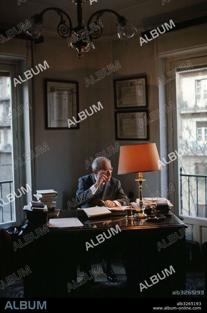 TIERNO GALVAN , ENRIQUE. POLOITICO ESPAÑOL . MADRID 1918 - 1986 . ALCALDE DE MADRID. AÑO 1975 , EN SU DESPACHO DE SU CASA EN MADRID.