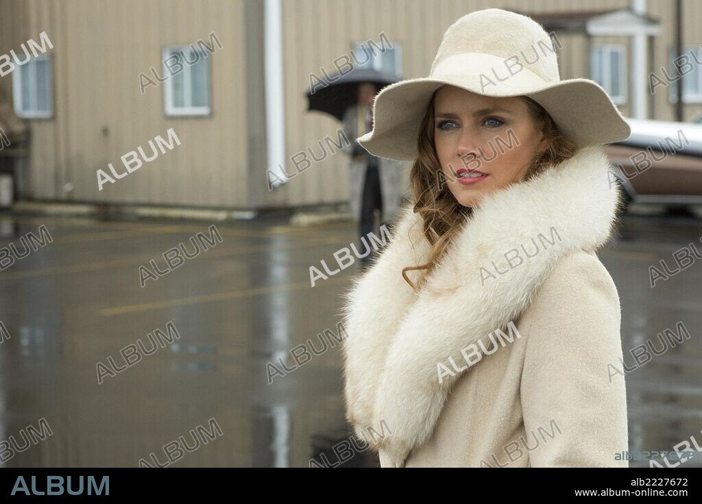 AMY ADAMS en LA GRAN ESTAFA AMERICANA, 2013 (AMERICAN HUSTLE), dirigida por DAVID O. RUSSELL. Copyright ATLAS ENTERTAINMENT.