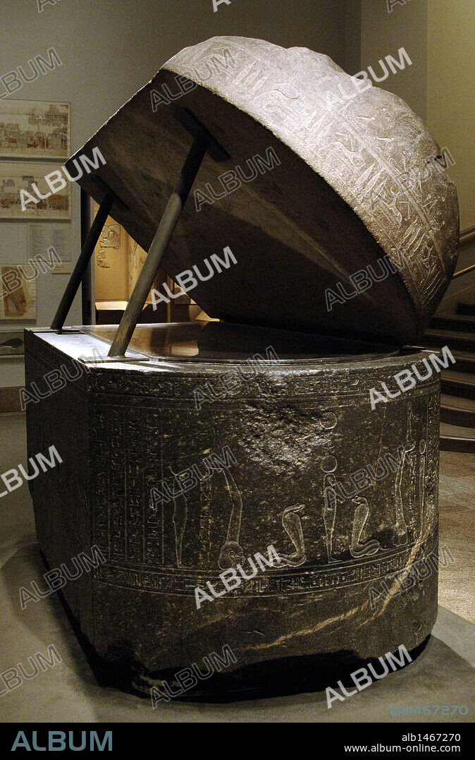 ARTE EGIPCIO. EGIPTO. S. IV aC SARCOFAGO DEL SACERDOTE WENNEFER. La parte del cuerpo, de granito negro, está esculpida con textos y escenas relativas a la vida en el más allá. En la tapa, de granito gris rosáceo, se ha representado la Diosa del Cielo. XXX DINASTIA (años 380 aC-342 aC). BAJA EPOCA. Museo Metropolitano de Arte. Nueva York. Estados Unidos.