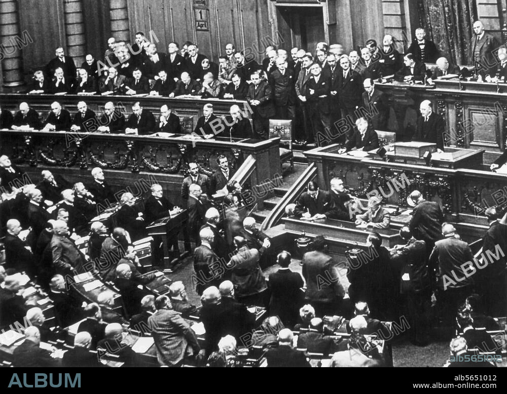 Weimarer Republik:. Regierungserklärung des neuen Reichskanzlers Heinrich Brüning im Reichstag am 1. April 1930.