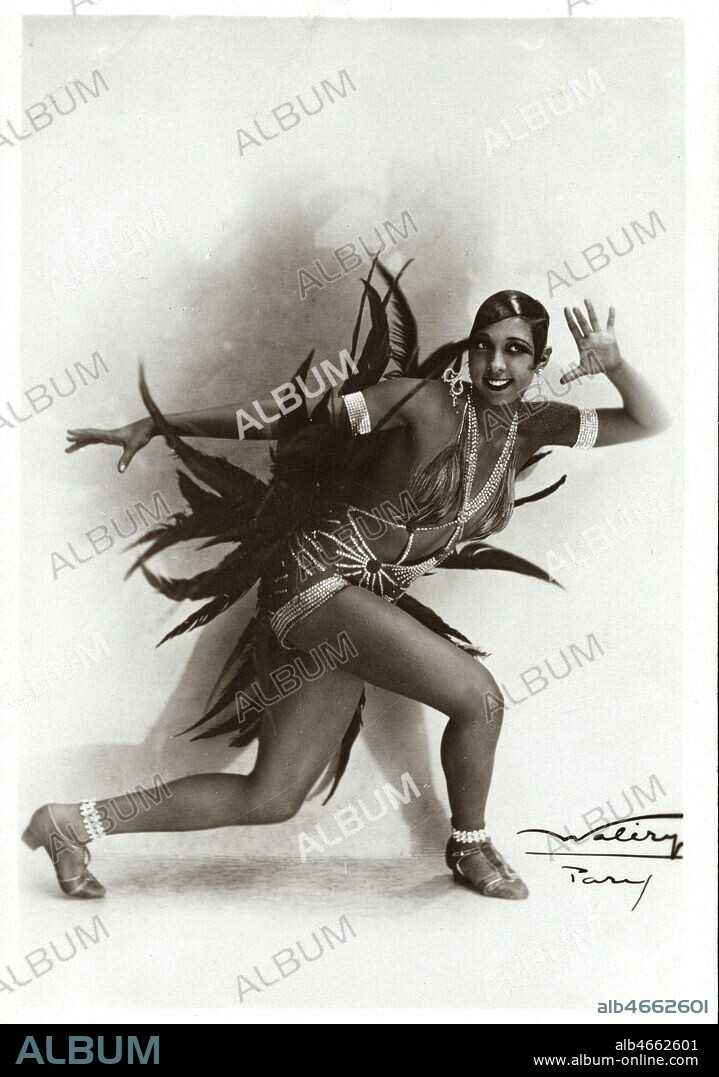 Josephine BAKER (1906-1975) en costume de scene a plumes, photographie par par WALERY (pseudo du Comte Ostrorog Stanislaw Julian Ignacy (1863-1935), carte postale vers 1925. Credit : Collection IM/KHARBINE-TAPABOR.