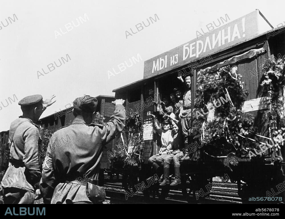 Berlin / Nachkriegszeit /. Demobilisierung von sowjetischen Truppen nach dem Einrücken der Westalliierten in ihre Sektoren, am 1. Juli 1945. Abfahrt von Sowjettruppen auf einem Berliner Bahnhof. Foto, Juli 1945.