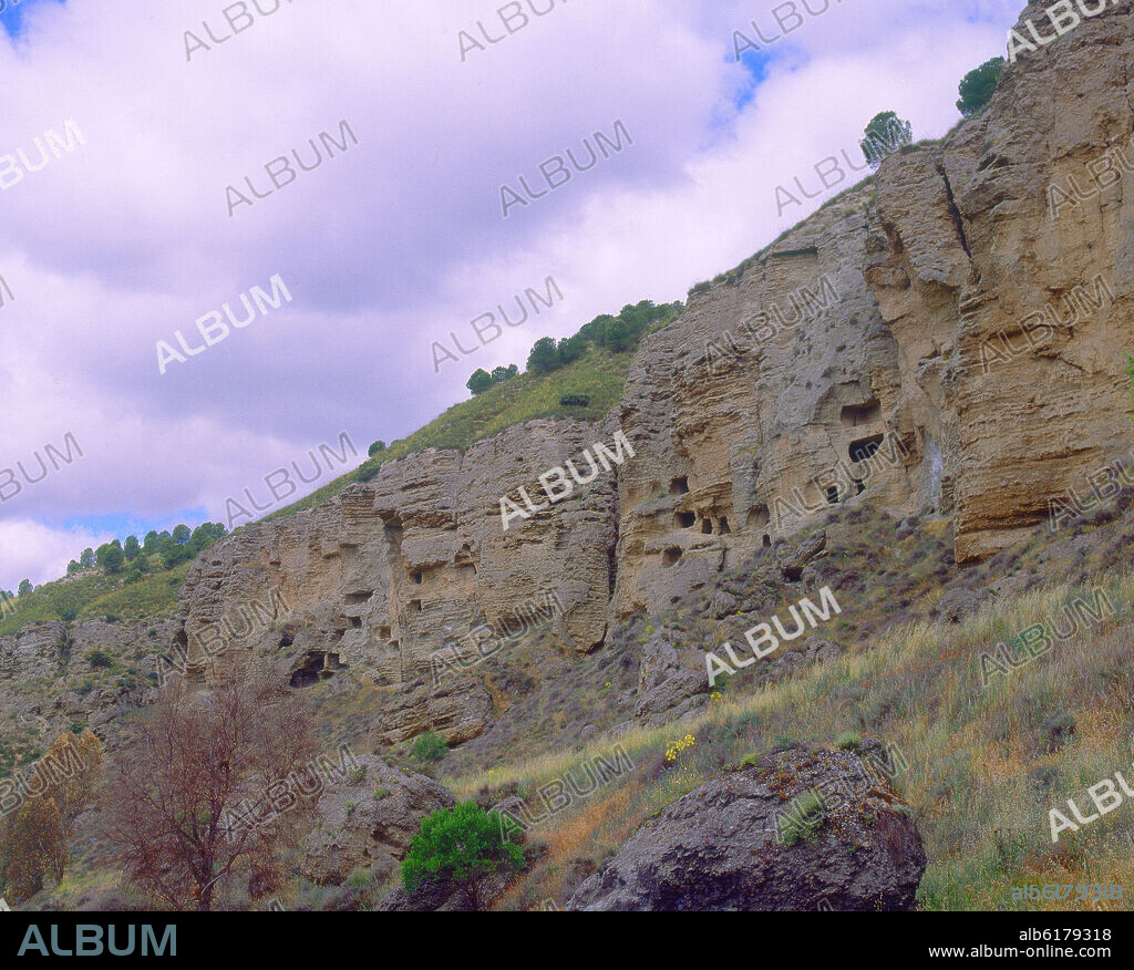 RISCO DE LAS CUEVAS SITUADO ENTRE PERALES DE TAJUÑA Y TIELMES  - FOTO AÑOS 00.