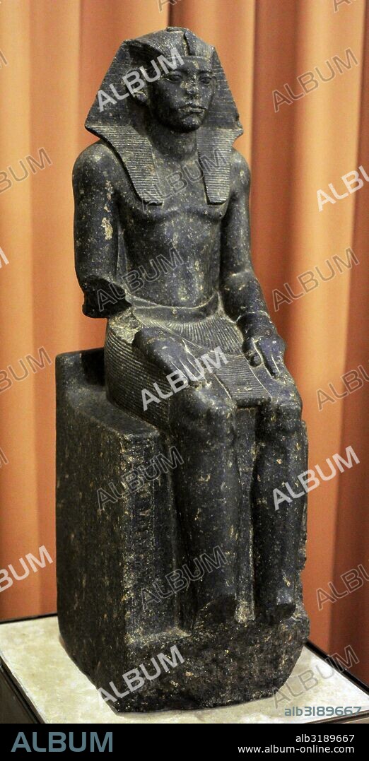 Arte Egipcio. Estatua del sexto faraón de la Dinastía XII, Amenemhat III. Reinó del 1844-1802 a. C. Siglo XIX a. C. Representado sentado portando el nemes real. Imperio Medio. Granito. State Hermitage Museum. San Petersburgo. Rusia.