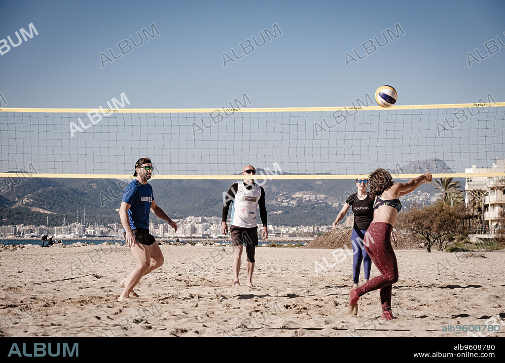 playing volleyball, Ciudad Jardin beach, Palma, Mallorca, Balearic Islands, Spain.