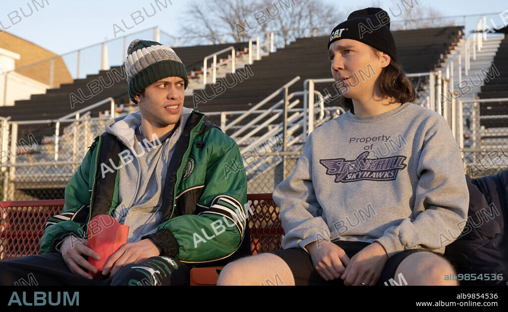 PAUL DANO and PETE DAVIDSON in DUMB MONEY, 2023, directed by CRAIG GILLESPIE. Copyright COLUMBIA PICTURES.