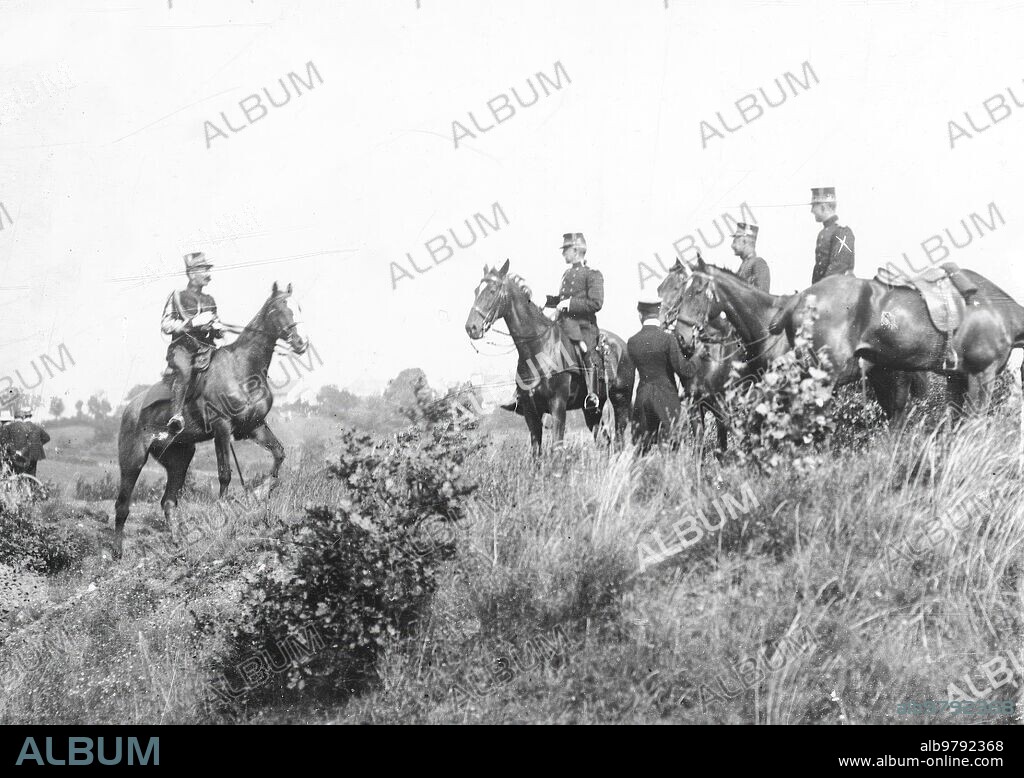 Agosto 1914. Los Belgas en la Guerra. El Rey Alberto de Bélgica (X) al frente de sus Tropas Dirigiendo las Operaciones personalmente.