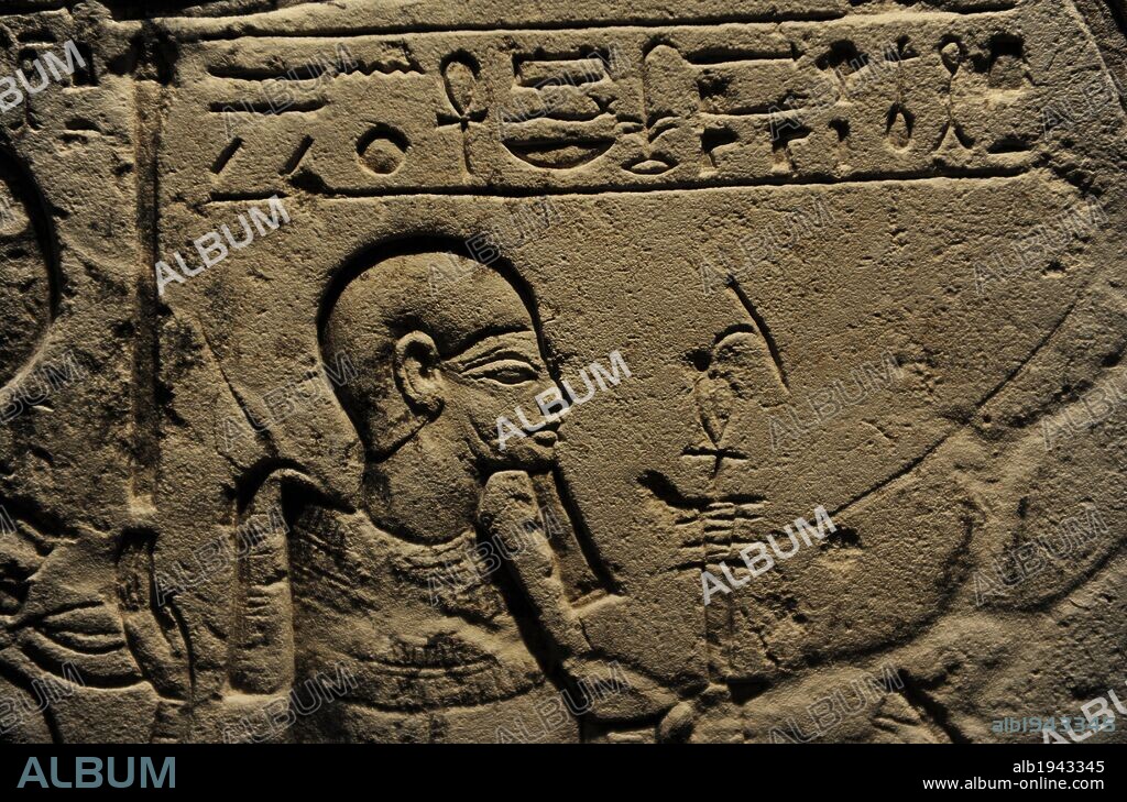 ARTE EGIPCIO. EGIPTO. Estela con ofrenda al dios PTAH y su esposa Sakhmet. Piedra caliza. Dinastía XIX. 1305-1196 a. C. Imperio Nuevo. Templo de Ptah. Menfis, Egipto. Detalle de Ptah. Museo Carlsberg Glyptotek. Copenhague. Dinamarca. Europa.