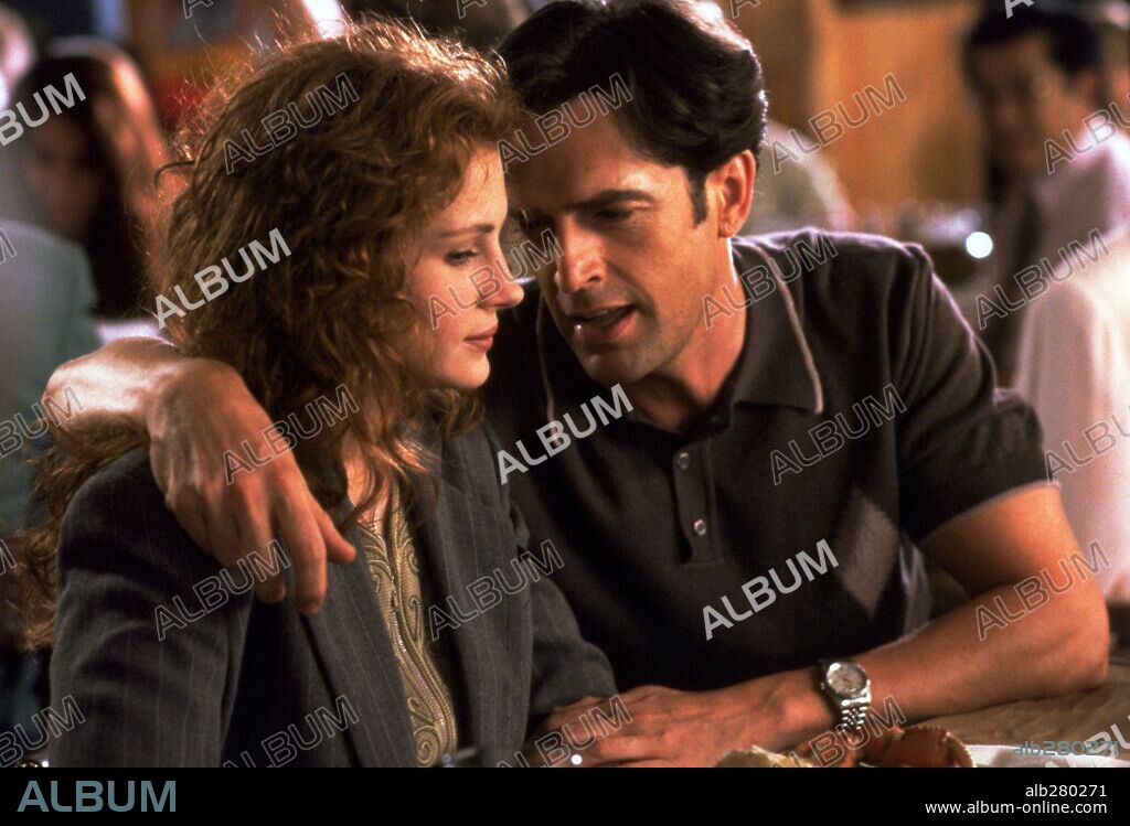 JULIA ROBERTS and RUPERT EVERETT in MY BEST FRIEND'S WEDDING, 1997, directed by P. J. HOGAN. Copyright COLUMBIA PICTURES.