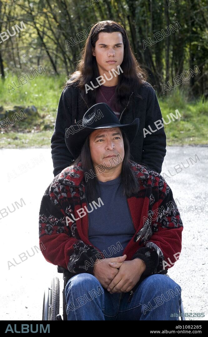 GIL BIRMINGHAM et TAYLOR LAUTNER dans TWILIGHT: CHAPITRE 1 - FASCINATION, 2008 (TWILIGHT), réalisé par CATHERINE HARDWICKE. Copyright IMPRINT ENTERTAINMENT/MAVERICK FILMS/SUMMIT ENTERTAINMENT.