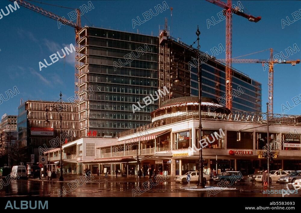 Berlin-Charlottenburg, Neues Kranzler-Eck, Kurfürstendamm /. Kantstraße / Joachimstaler Straße. (erb. 1998-2000; Arch.: Murphy / Jahn, Helmut Jahn). Ansicht des Neuen Kranzler-Ecks im Bau; davor das alte Café Kranzler (erb. 1955-57; Arch.: Hanns Dustmann). Foto, Januar 2000.