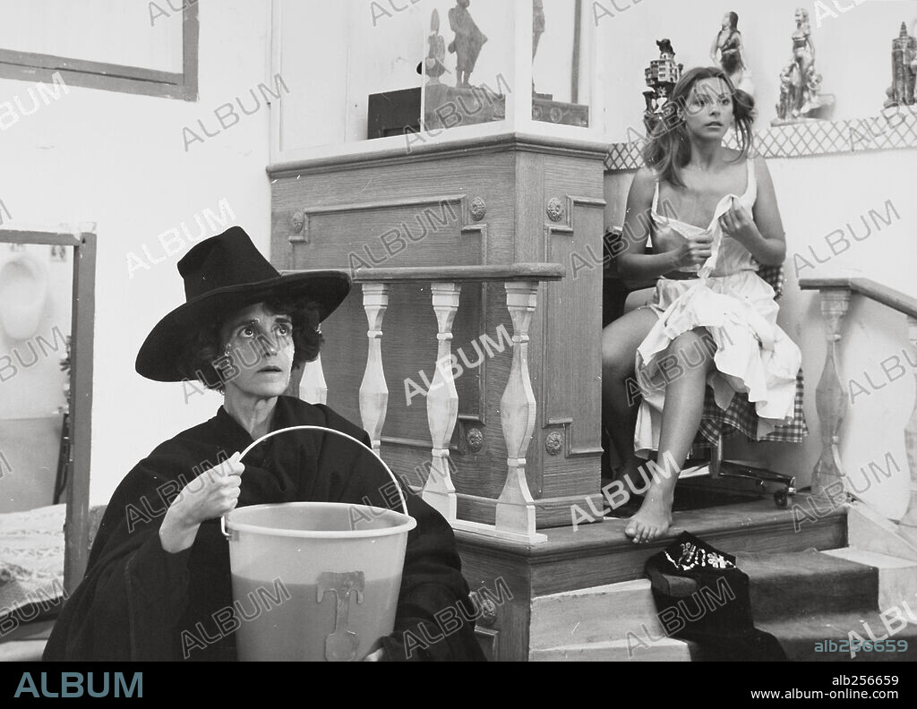 CHUS LAMPREAVE y Mª LUISA SAN JOSE en EL BENGADOR GUSTICIERO Y SU PASTELERA MADRE, 1977, dirigida por ANTONIO FRAGUAS.