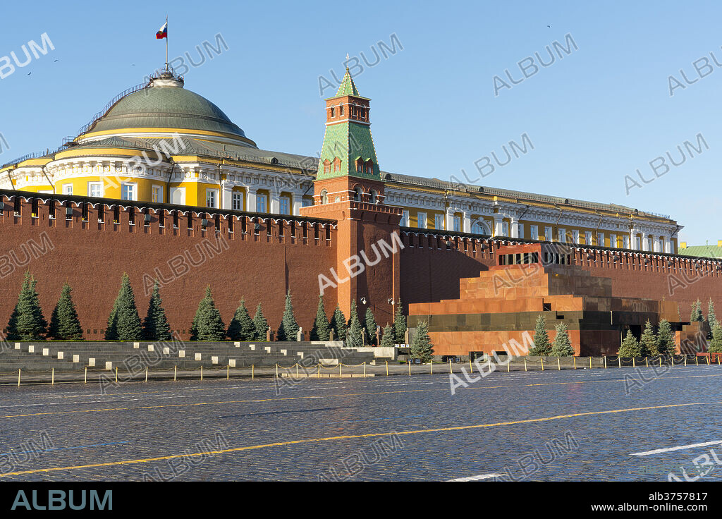 Lenin's Tomb and the Kremlin Walls, Red Square, UNESCO World Heritage Site, Moscow, Russia, Europe.