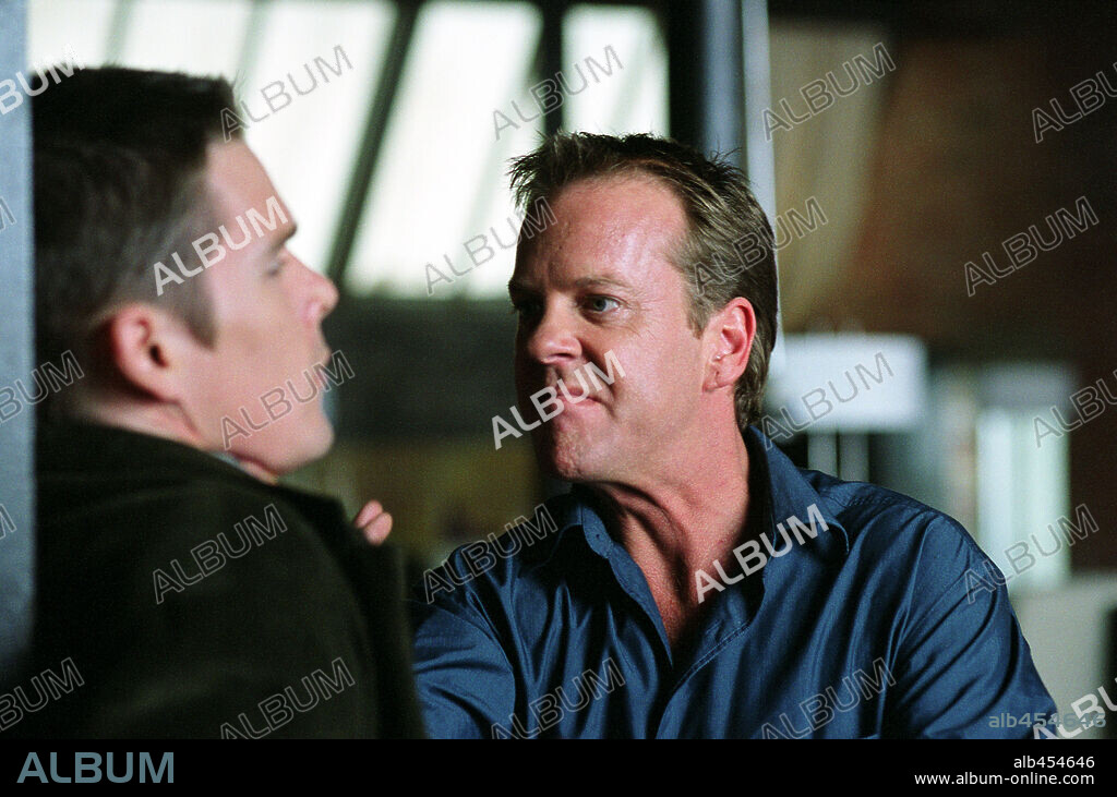 ETHAN HAWKE and KIEFER SUTHERLAND in TAKING LIVES, 2004, directed by D. J. CARUSO. Copyright WARNER BROS. PICTURES.