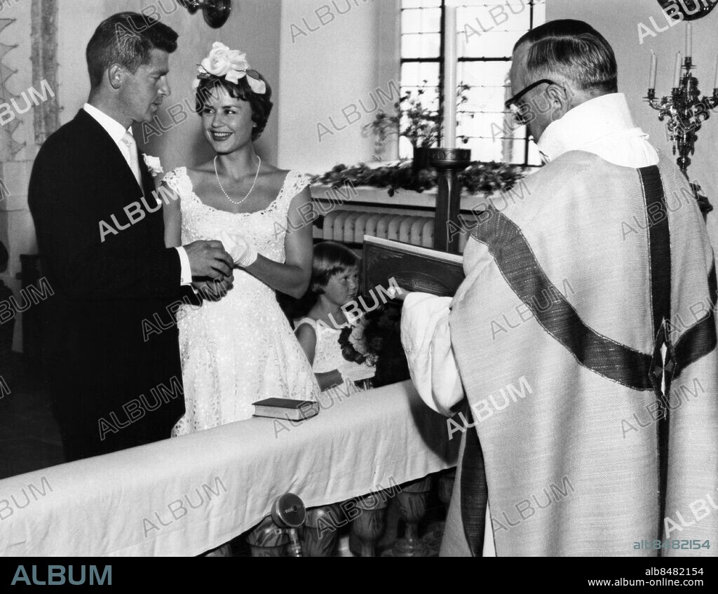 ARKIV BARKÅKRA 19590725.. Skådespelerskan Harriet Andersson gifter sig med lantbrukaren och barndomsvännen Bertil Wejfeldt i Barkåkra kyrka. Vigselförrättare var kyrkoherde Alf Sjölin (t.h.) och brudnäbb var Gunilla von Platen.. Foto: Gösta Carnsten / SVT / Kod: 5600. AB Text & Bilder. Mapp: Andersson, Harriet Familjebilder.