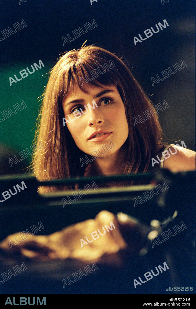 AMANDA PEET en LOT LIKE LOVE, A [EL AMOR ES LO QUE TIENE], 2005 (A LOT LIKE LOVE), dirigida por NIGEL COLE. Copyright DISNEY ENTERPRISES.
