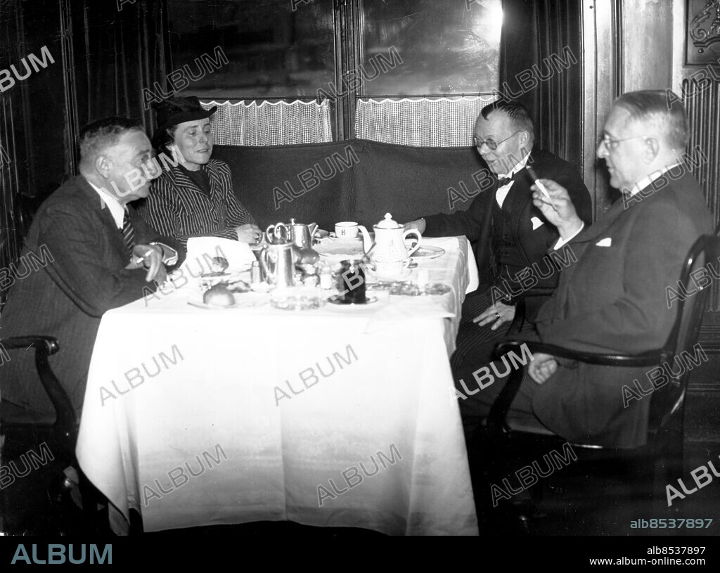 STOCKHOLM 1936.. Orig. bildtext... ÅRETS NOBELPRISTAGARE SAMLADE I STOCKHOLM. Prof. Loewi, fru Loewi, prof. Liljestrand och prof. Hess vid frukostbordet på Grand Hotel. Anm. Otto Loewi: nobelpriset i fysiologi och medicin 1936 (tillsammans med Henry Dale) Victor Hess: nobelpriset i fysik 1936 (tillsammans med Carl Anderson. persons: Göran Liljestrand ;Otto Loewi ;Victor Hess sites: STOCKHOLM ;SVERIGE ;ÖSTERRIKE*.