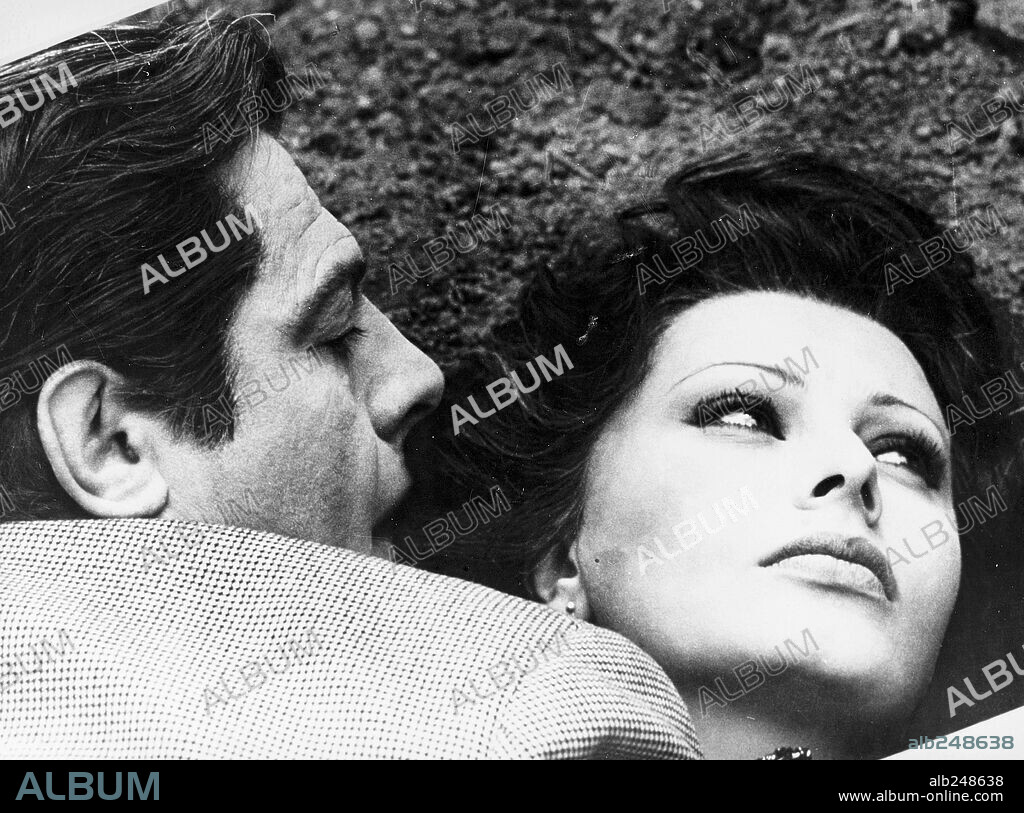 MARCELLO MASTROIANNI und SOPHIA LOREN in MATRIMONIO ALL'ITALIANA, 1964, unter der Regie von VITTORIO DE SICA. Copyright COMPAGNIA CINEMATOGRAFICA CHAMPION.